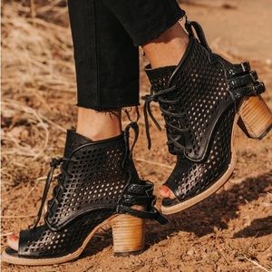 BNIB Freebird Black Benni Size 7